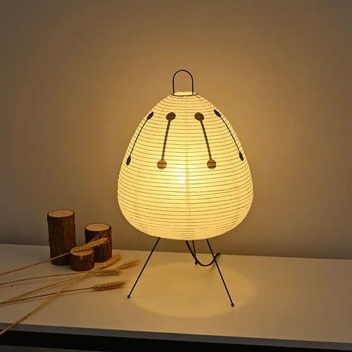 Lampe papier japonais Maison Lumari diffusant une lumière douce pour chambre ou salon