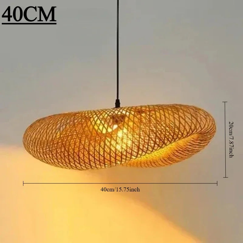Lustre bambou tissé Maison Lumari au-dessus d'une table à manger