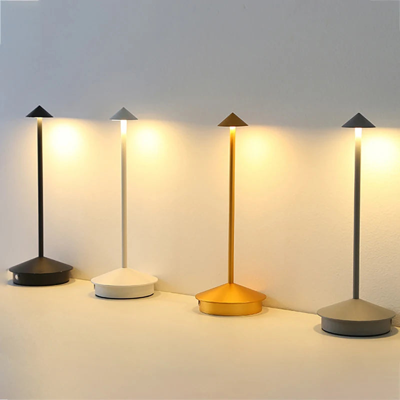 Lampe de chevet LED Maison Lumari au socle aluminium, commande tactile intuitive