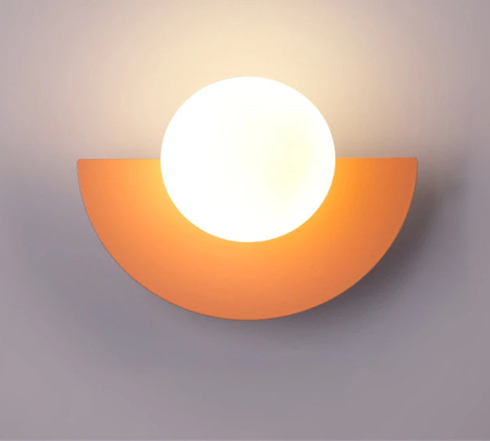 Applique boule Maison Lumari, repère lumineux discret et élégant