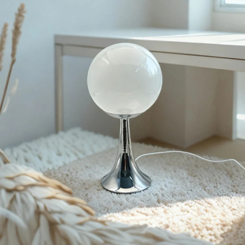 Lampe globe en verre Maison Lumari diffusant une lumière douce à 360 degrés