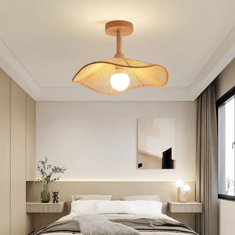 Plafonnier lotus Maison Lumari en bois massif, teinte noyer ou bois clair
