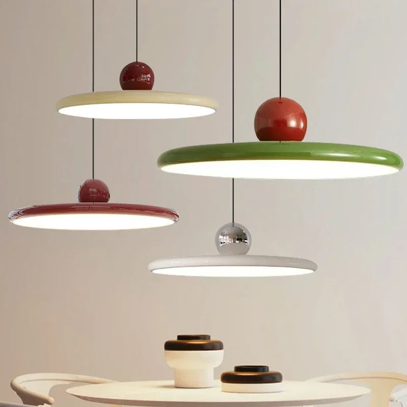 Lustre papillon minimaliste Maison Lumari, teinte crème aérienne