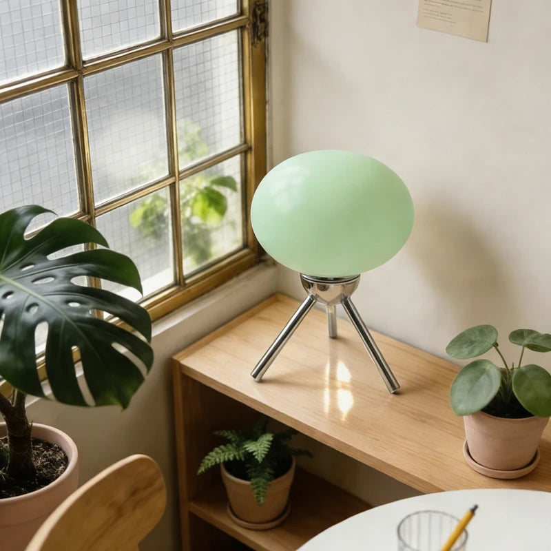 Lampe champignon Maison Lumari, touche de couleur assumée mid-century