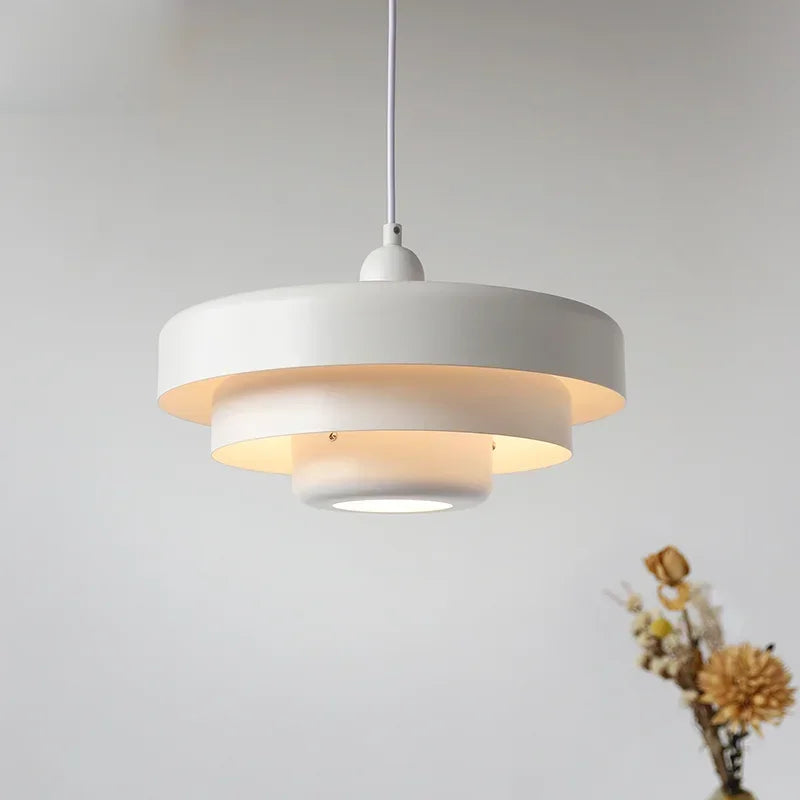 Suspension verre Maison Lumari, pièce maîtresse au-dessus d'une table