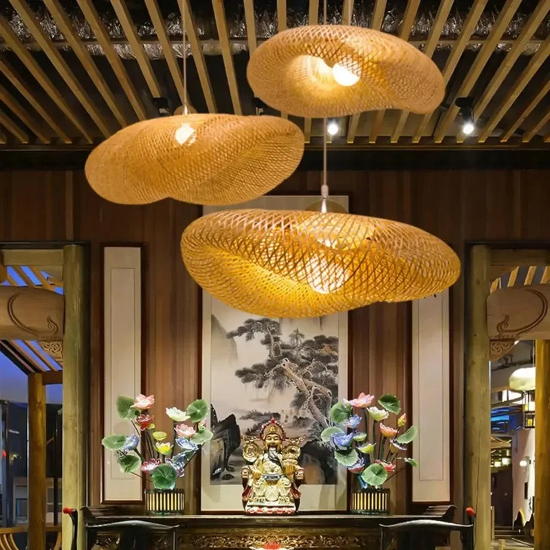 Lustre en bambou Maison Lumari, lumière chaude filtrant à travers le tressage