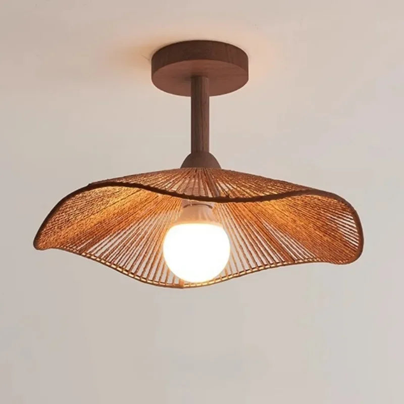 Plafonnier en bois Maison Lumari, forme feuille de lotus ondulée