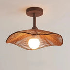 Plafonnier en bois Maison Lumari, forme feuille de lotus ondulée