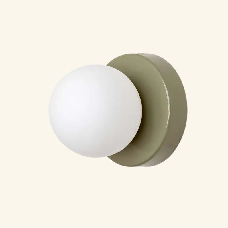 Applique murale Maison Lumari modèle Macaron mini avec globe en verre blanc et base ronde vert olive