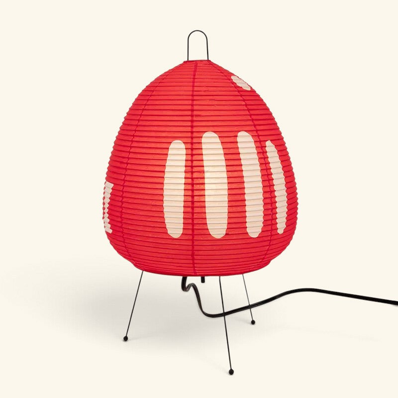 Lampe Maison Lumari style Akari en papier de riz rouge avec motifs blancs et pied trépied en métal noir
