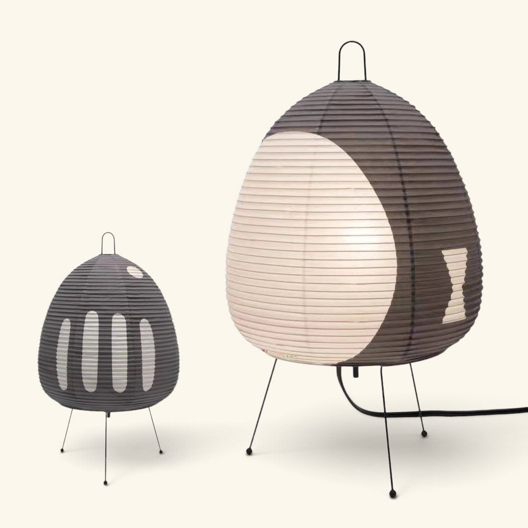 Lampe Maison Lumari style Akari avec abat-jour en papier de riz gris et blanc sur trépied en métal noir