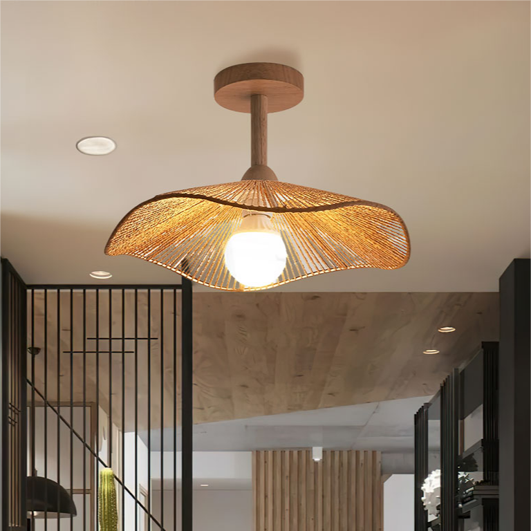 Plafonnier bois Maison Lumari, lumière douce révélant les veines du bois